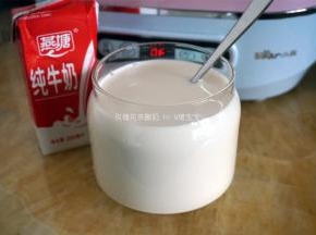 然后再倒入200毫升纯牛奶，拌均匀。