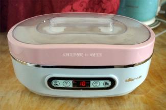 盖上盖子，放入酸奶机，并注入温水，发酵10个小时。