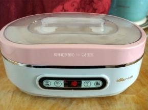 盖上盖子，放入酸奶机，并注入温水，发酵10个小时。