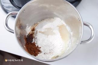 将除黄油和馅料外的材料混合，放入厨师机，面包机，或者手工揉面。
像现在天气很热，要在空调房里操作，避免面团还未揉至需要的程度，
就因为温度过高，开始发酵