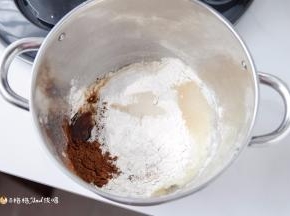 将除黄油和馅料外的材料混合，放入厨师机，面包机，或者手工揉面。
像现在天气很热，要在空调房里操作，避免面团还未揉至需要的程度，
就因为温度过高，开始发酵