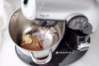 把面团揉至光滑状态就可以加入室温软化的黄油