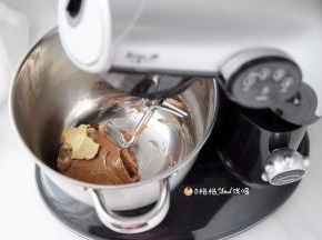 把面团揉至光滑状态就可以加入室温软化的黄油