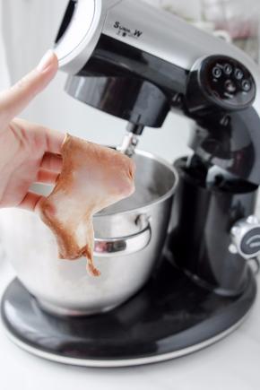 面团揉到扩展阶段就可以了,取一小块面团，用手撑开，能拉出小片薄膜