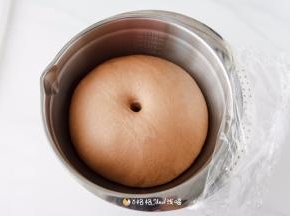 检查下面团发酵是否完成呢？手指沾上面粉，按一个小洞口不立刻回缩，不塌陷即可。