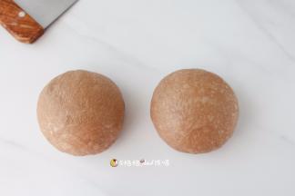 发酵好的面团，称重，均分成两等份，轻轻按压，排气滚圆，
盖上保鲜膜，松弛10分钟