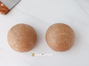 发酵好的面团，称重，均分成两等份，轻轻按压，排气滚圆，
盖上保鲜膜，松弛10分钟