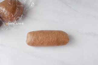 把面团从上往下卷起来，把馅料包好，收口处捏紧