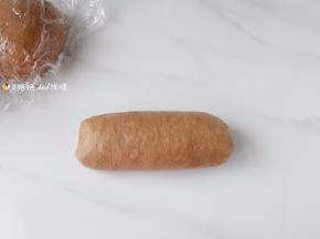 把面团从上往下卷起来，把馅料包好，收口处捏紧