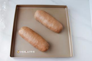 放在不沾烤盘上，盖上保鲜膜，二发，我这里用的是学厨的不烤盘，如果烤盘不是不沾的需要垫上油纸防粘