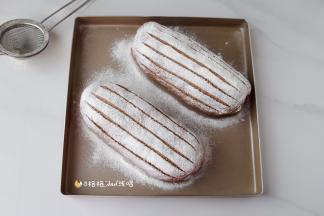 给发酵好的面团筛上高筋面粉，用小刀片随意割出喜好的样子。