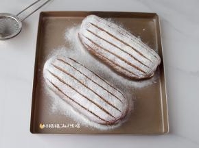给发酵好的面团筛上高筋面粉，用小刀片随意割出喜好的样子。