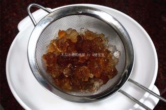 干桃胶用清水浸泡12个小时，使其泡发变软。