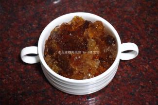 将泡发变软的桃胶挑除杂质，沥干水备用。