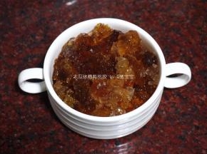 将泡发变软的桃胶挑除杂质，沥干水备用。