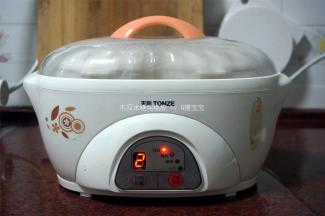 放入电炖盅，隔热水炖2个小时。