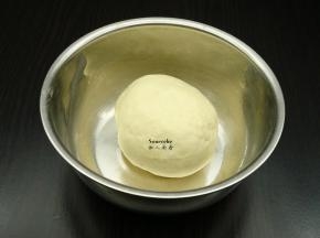 面粉、水、酵母拌均揉成光滑面团；