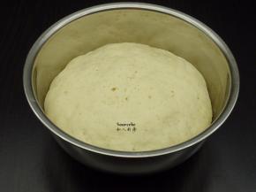 面团静放发酵至原来的二倍大；