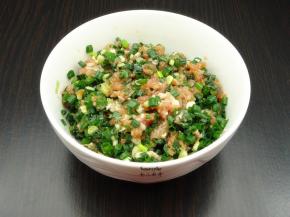 五花肉洗净剁碎，放盐、花生油、生抽、生姜、香葱拌均腌制5分钟；