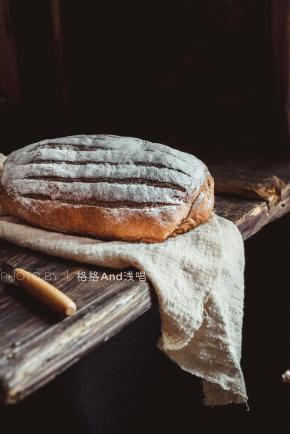 放入预热好的烤箱，中下层180°烘烤20分钟左右
烘烤的时间和温度可以根据自己家烤箱的脾气来做修改