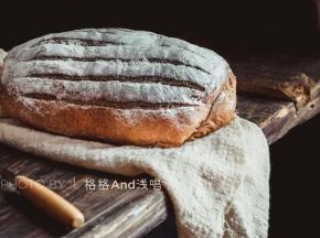 放入预热好的烤箱，中下层180°烘烤20分钟左右
烘烤的时间和温度可以根据自己家烤箱的脾气来做修改