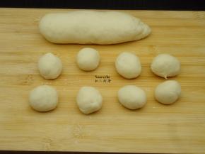 发酵好的面团，揉、排气，再次揉成光滑的长条，分小团；