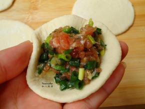 放入香葱肉馅，收紧口；