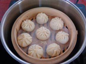 放入锅中，隔水蒸10分钟；PS：火的大小不同，蒸熟时间不同。