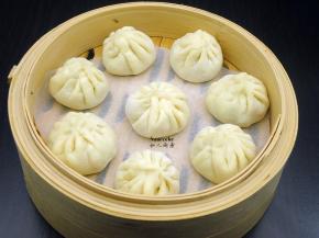 蒸锅垫上食用蒸纸，放入小笼包，静放10分钟；PS：小笼包之间要留足够的空隙，蒸熟的小笼包会变大。