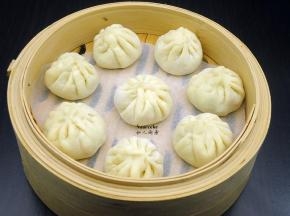 蒸锅垫上食用蒸纸，放入小笼包，静放10分钟；PS：小笼包之间要留足够的空隙，蒸熟的小笼包会变大。