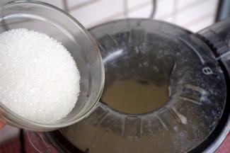 程序结束，加入砂糖，再用点动程序搅打30秒待糖融化即可。