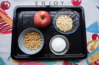 准备食材，黄豆60克，即食燕麦30克，苹果1个，砂糖50克。