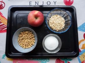 准备食材，黄豆60克，即食燕麦30克，苹果1个，砂糖50克。
