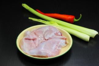 半边兔肉清水浸泡去血、洗净，沥干水，准备西芹、红辣椒等；
