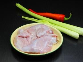 半边兔肉清水浸泡去血、洗净，沥干水，准备西芹、红辣椒等；