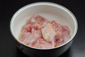 兔肉，洗净切块，放盐、料酒腌制5分钟；