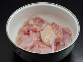 兔肉，洗净切块，放盐、料酒腌制5分钟；