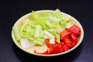 利用腌制时间洗净辣椒、西芹切好待用；