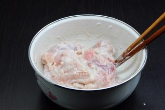 腌制好兔肉，去掉水分，放生粉拌均匀；