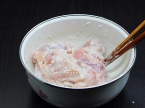 腌制好兔肉，去掉水分，放生粉拌均匀；