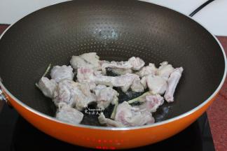 热锅，倒入适量的油，油温达到160度左右，倒入兔肉、生姜；PS：油要比平时炒菜多，比炸食物的要少。