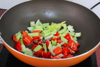 锅中留少许油，爆炒西芹辣椒；