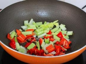 锅中留少许油，爆炒西芹辣椒；