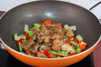 把炸好兔肉、鸡粉加入锅中；