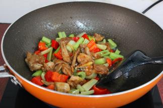 放盐、酱油炒均即可。