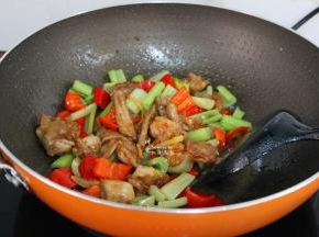 放盐、酱油炒均即可。