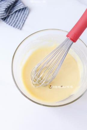 . 筛入低粉，用手动打蛋器拌匀至无粉无颗粒状态