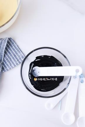 . 竹炭粉加少许清水拌匀