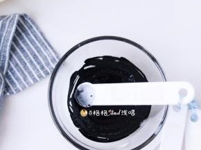 . 竹炭粉加少许清水拌匀