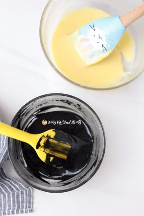 . 蛋黄糊称重分出三分之一到竹炭粉里，翻拌均匀